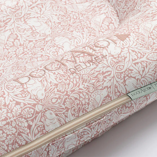 DockATot Deluxe+ Babynest, Brer Rabbit (William Morris)