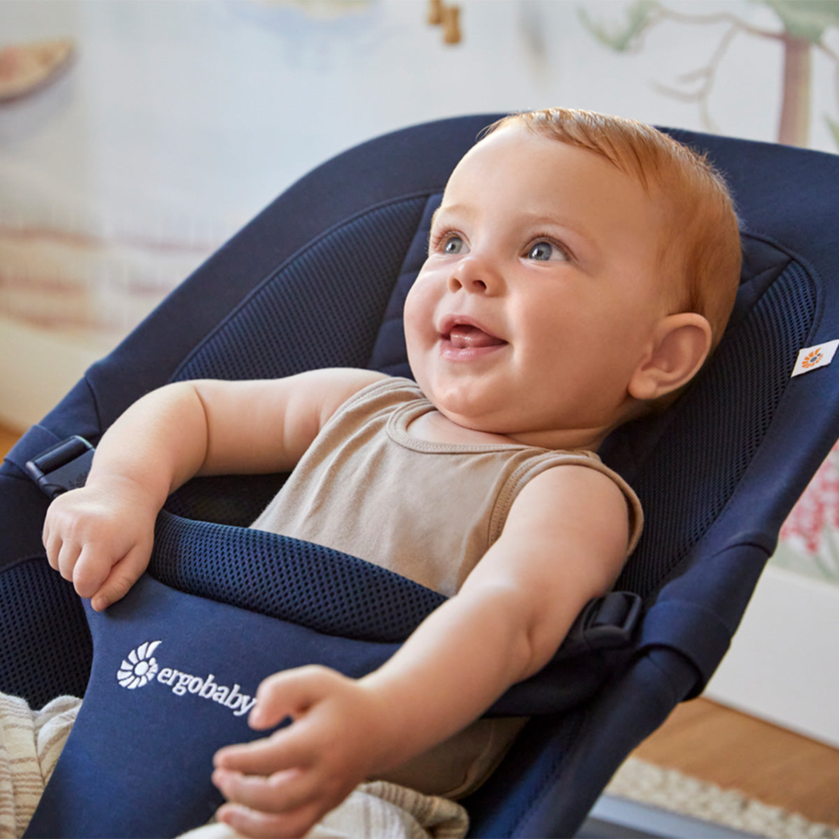 Ergobaby Evolve 3-i-1 babysitter Mörkblå med lekbåge, Serene Swells (spara 599 kr)