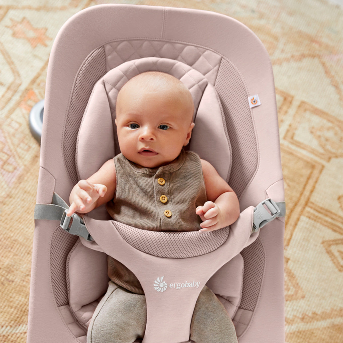Ergobaby Evolve 3-i-1 babysitter Rosa med lekbåge, Ljusgrå (spara 599 kr)