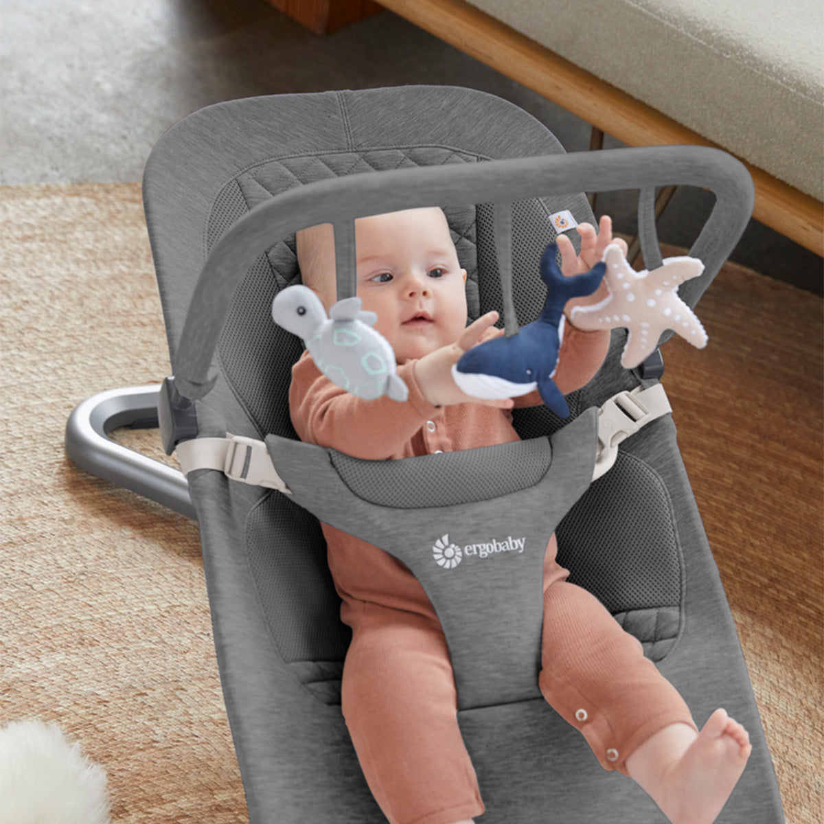 Ergobaby Evolve 3-i-1 babysitter Mörkgrå med lekbåge, Mörkgrå (spara 599 kr)