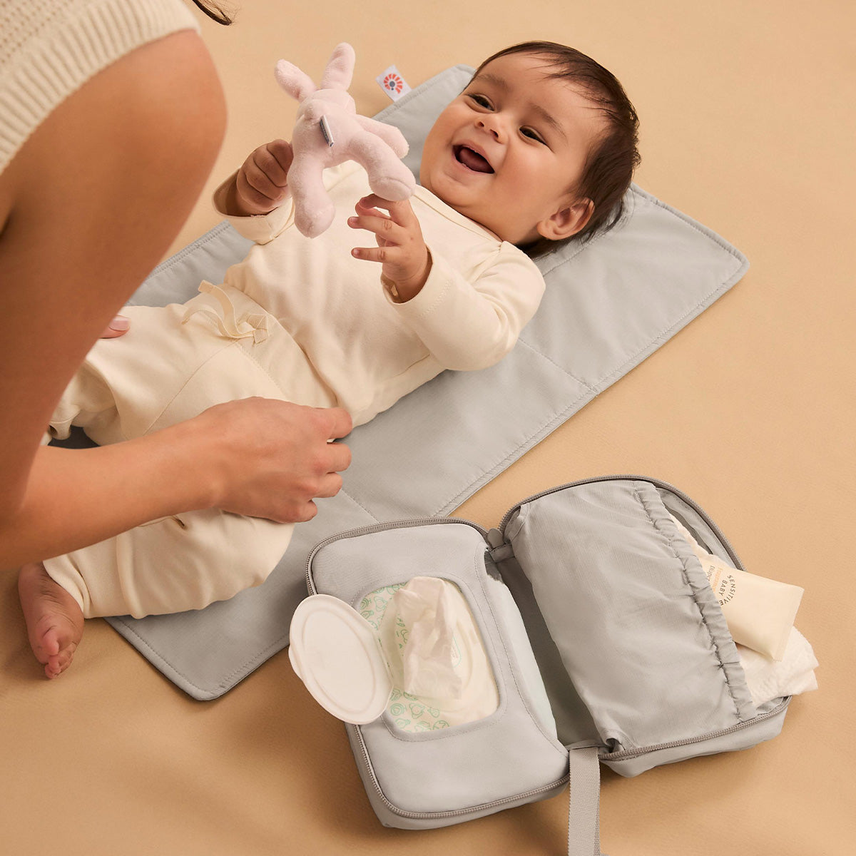 Ergobaby Omni Deluxe Mesh Naturlig Beige + Gratis Bærbar Pusleunderlag (spara 499 kr)