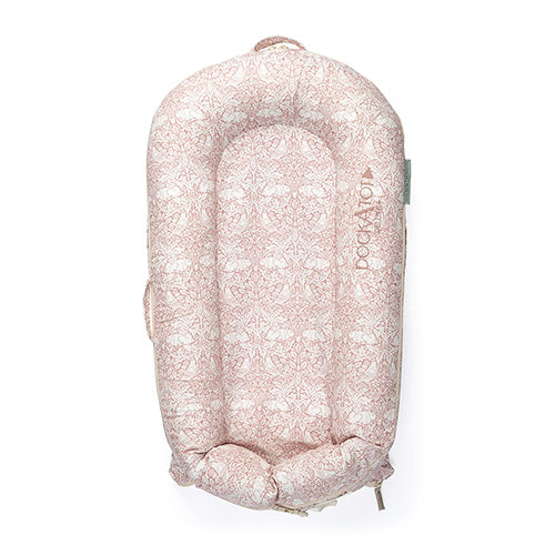 DockATot Deluxe+ Babynest, Brer Rabbit (William Morris)