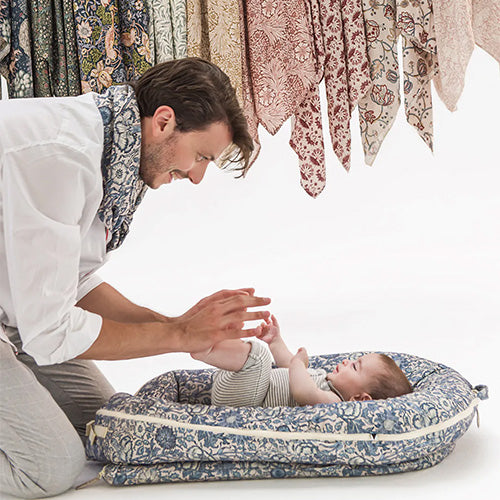 DockATot-Deluxe+ Babynest, Pink & Rose (William Morris)-reirei