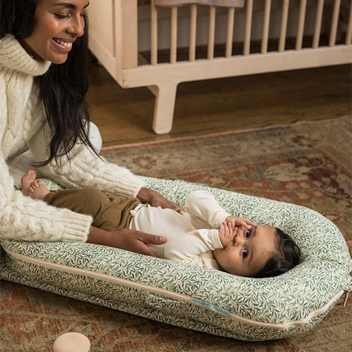 DockATot Deluxe+ Babynest, Willow Boughs (William Morris)