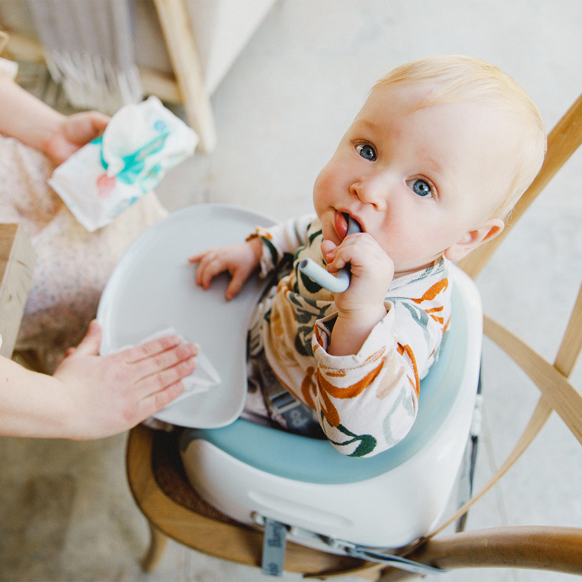 Bumbo Multisits med bricka, Pastellblå