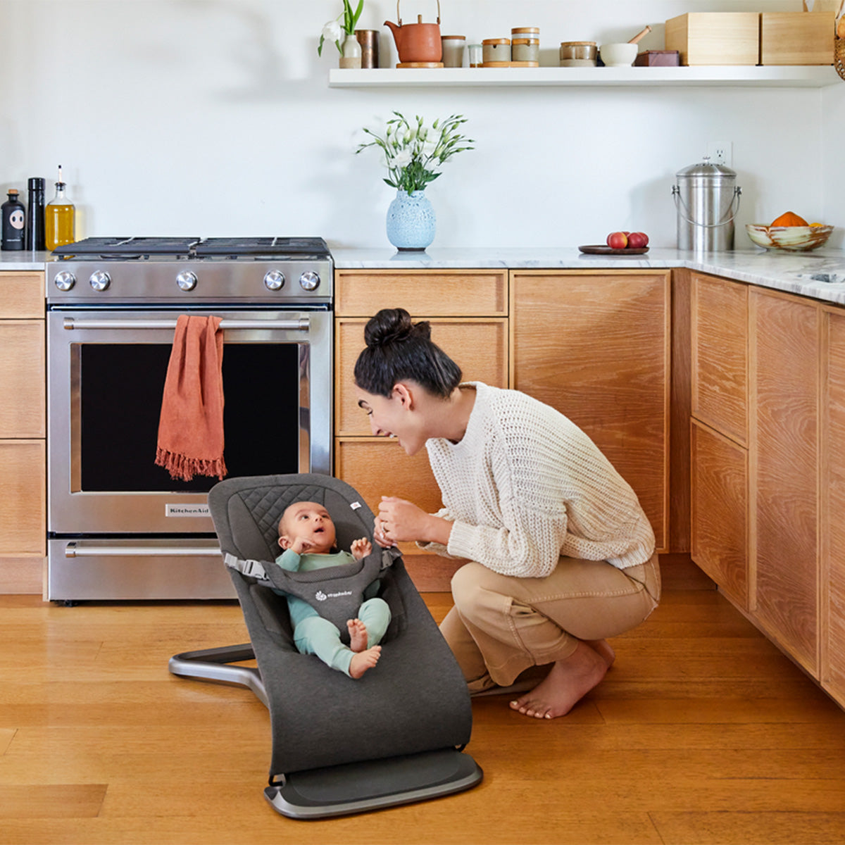 Ergobaby Evolve 3-i-1 babysitter Mörkgrå med lekbåge, Mörkgrå (spara 299 kr)