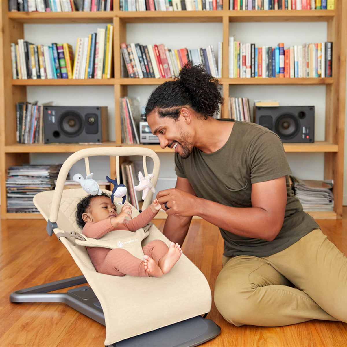 Ergobaby Evolve 3-i-1 babysitter Cream med lekbåge, Cream (spara 299 kr)