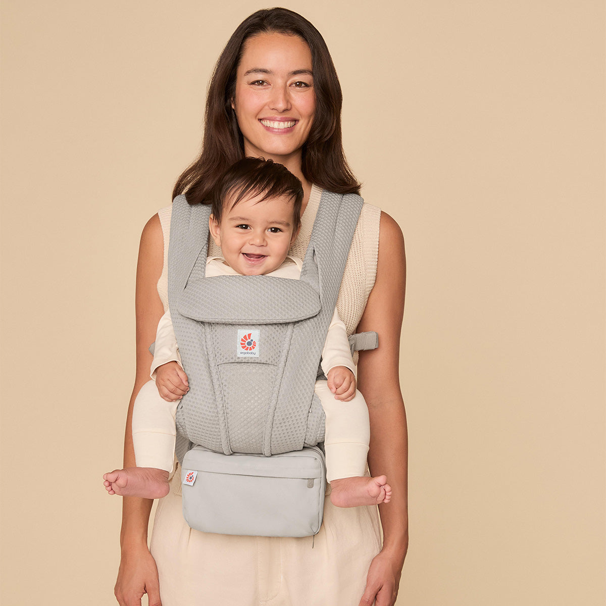 Ergobaby Omni Deluxe Bomull Black + Gratis Bärbar Skötmatta (spara 499 kr)