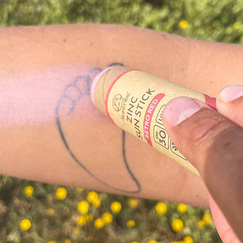 Suntribe-Zinkstift med Naturliga Mineraler SPF 50 (30 g), Röd-reirei